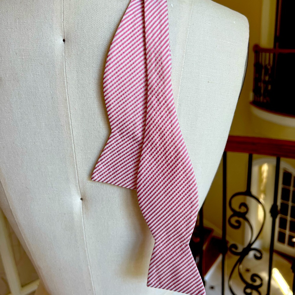Men’s pink and white seersucker bow tie adjustable neck size
